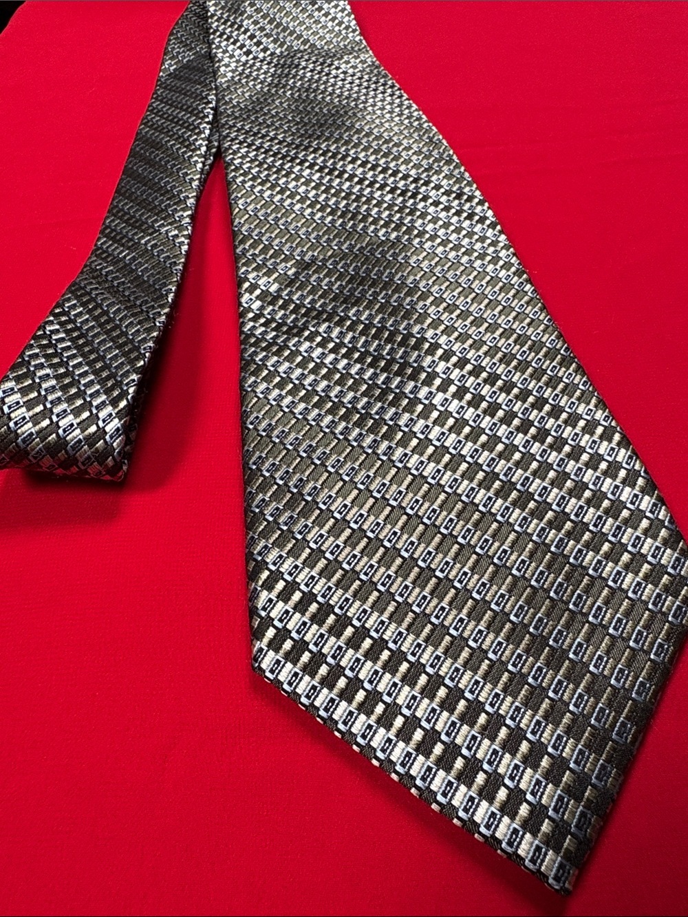 Damon XL silk tie.